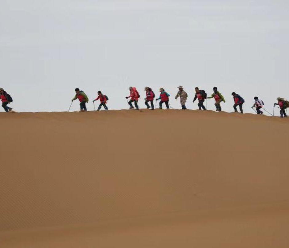 中国内蒙古腾格里沙漠驼队探索营 l 徒步沙漠、游牧骆驼，领略西域风光